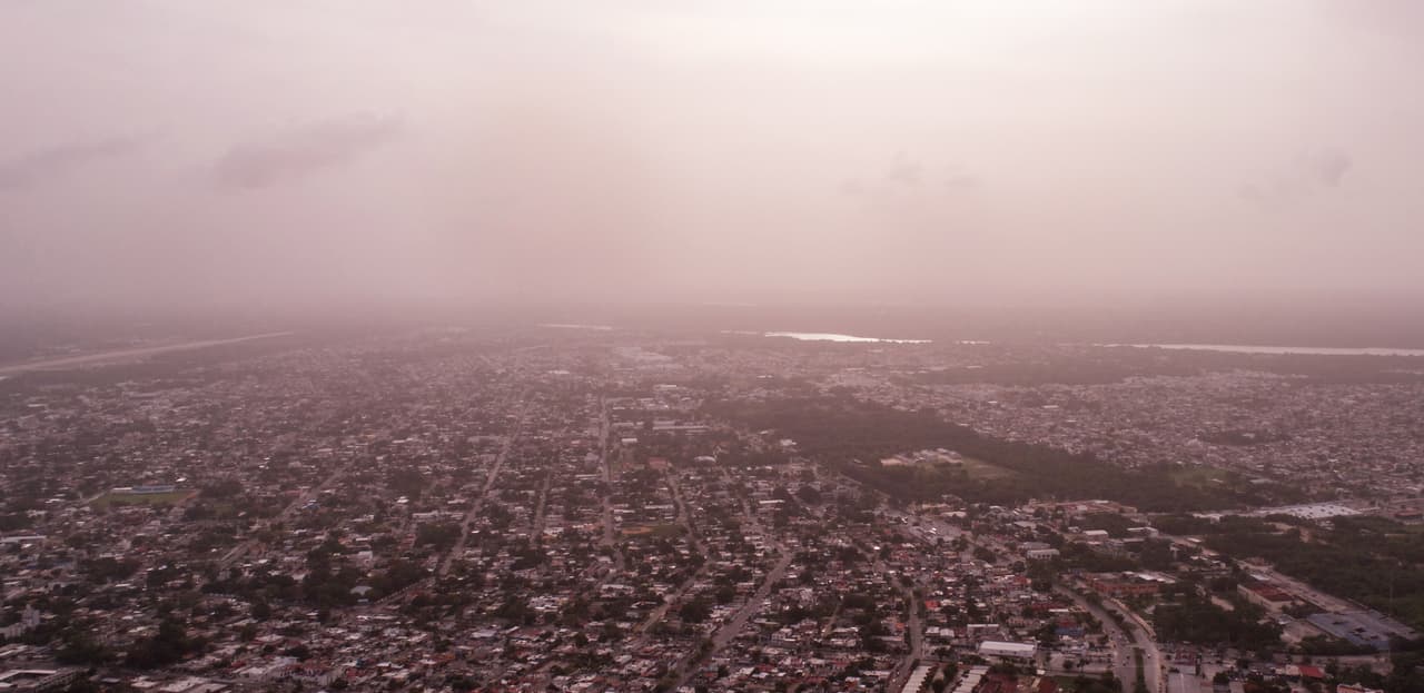 El cielo rojizo por el polvo del Sahara a su llegada al área de Chetumal, en Quintana Roo, México. La masa de aire extremadamente seco y polvoriento conocida como la ‘capa de aire sahariana’ se forma sobre el desierto al norte de África y cruza el Atlántico norte cada año.
<br>