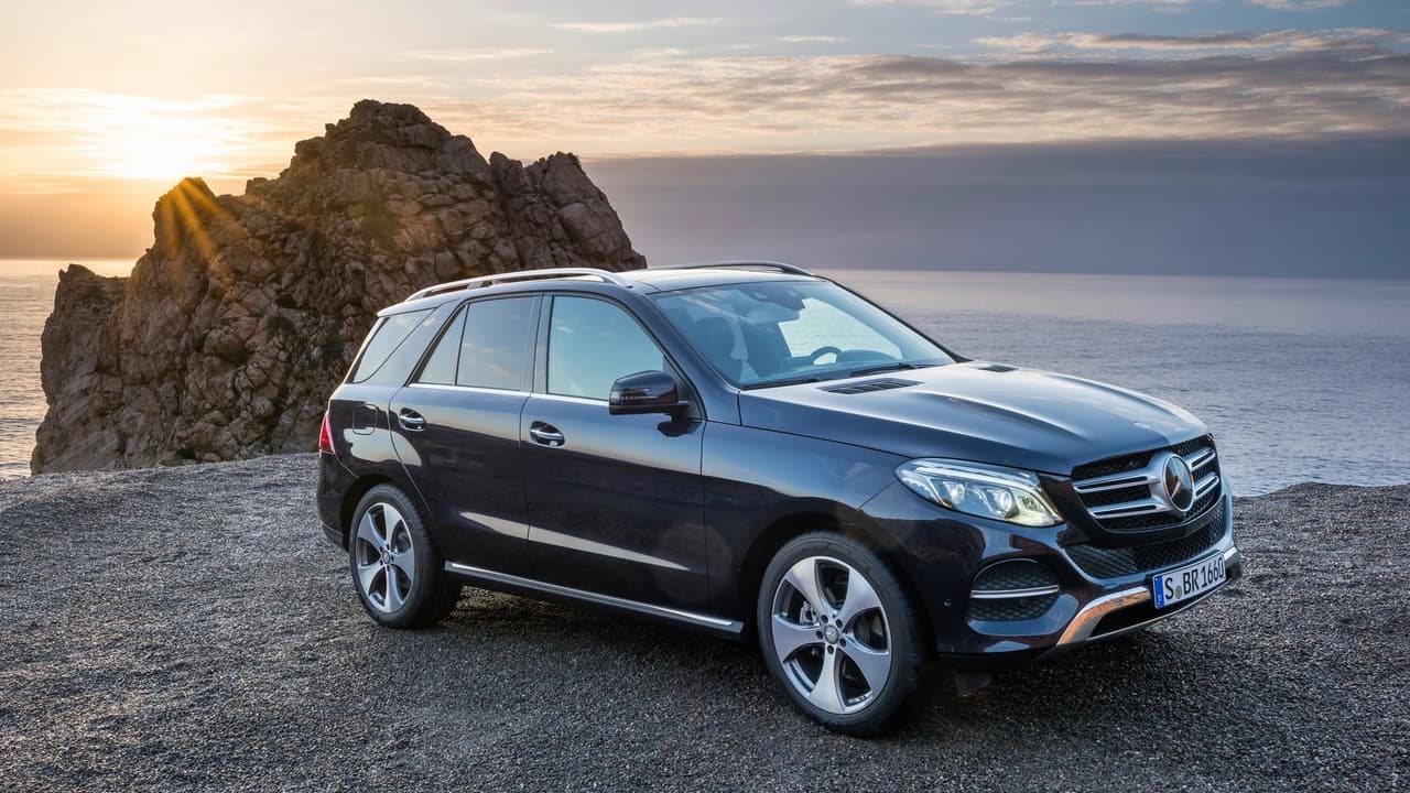 <h3 class="cms-h3-H3">SUV de lujo con dos filas de asientos: Mercedes-Benz GLE.</h3>
<br>
<br>Mercedes-Benz ha tenido todo el tiempo del mundo para perfeccionar su GLE, la camioneta que antes conocíamos como la ML, lo que le ganó el reconocimiento de U.S. News & World Report. La publicación elogió menú de poderosos motores, su lujoso interior, su capacidad de carga y su larga lista de equipamiento, aunque dijo que era menos atlética que sus competidoras.
<br> 
<br>Finalistas: 
<b>Lexus RX350</b> y 
<b>RX Hybrid</b>.