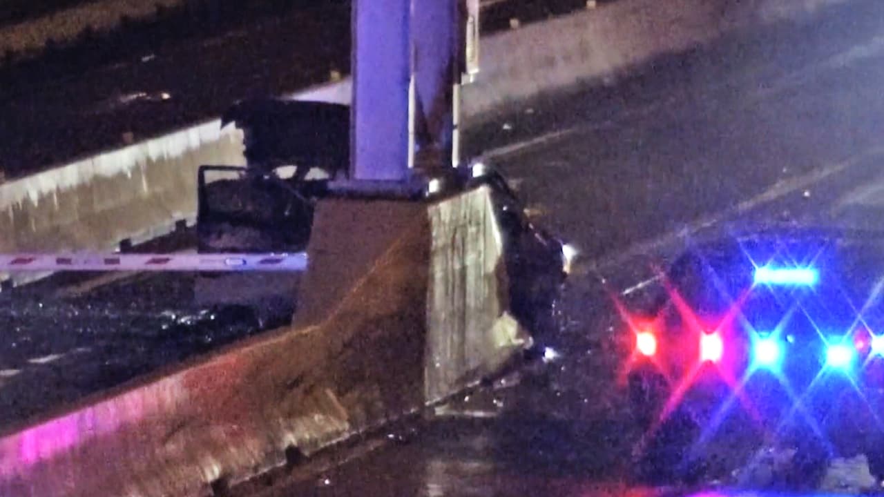 Conductor que iba en contravía muere al estrellarse con un muro en un tramo del 59 SW Fwy