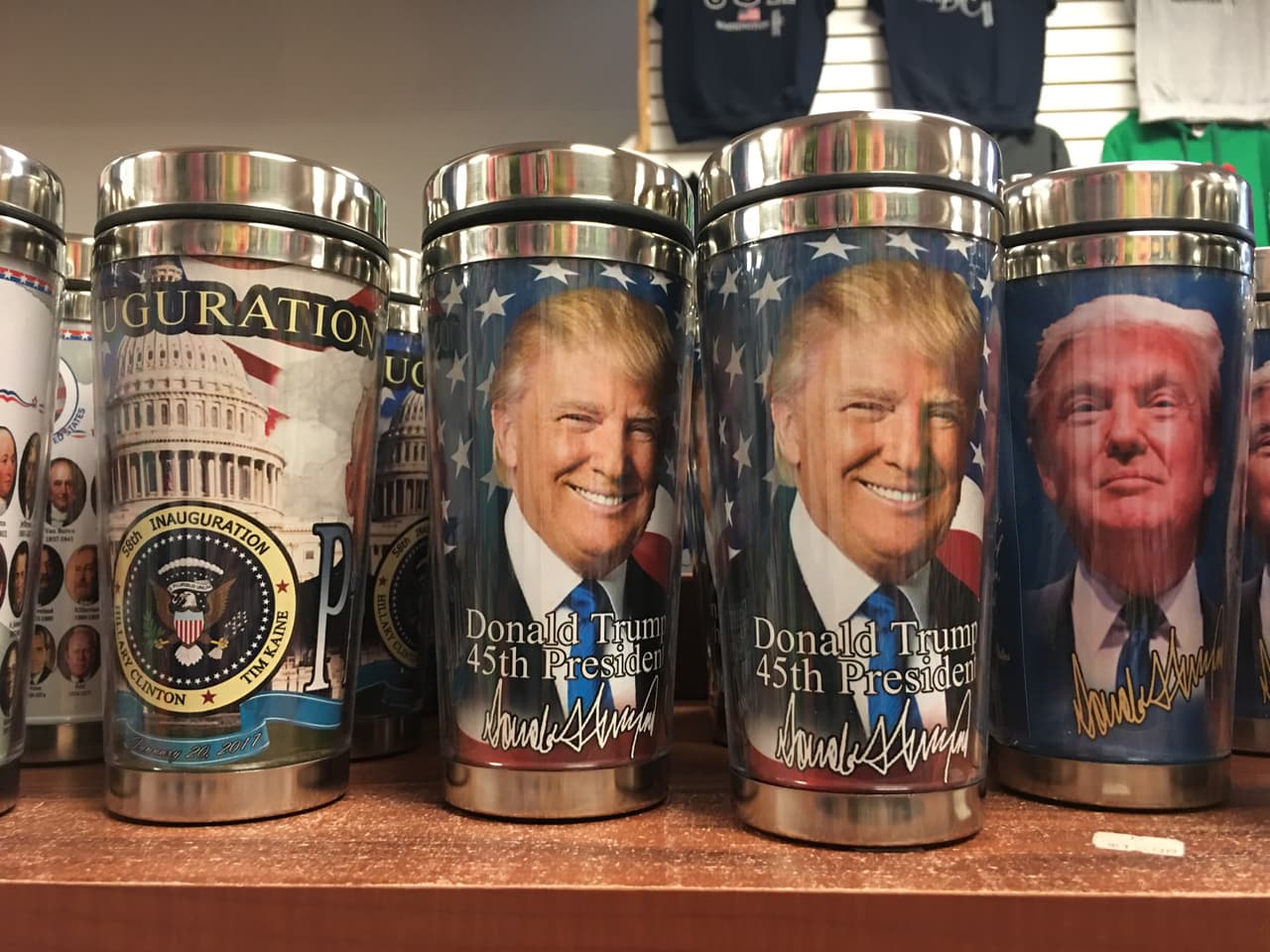 Los artículos con el rostro del nuevo presidente son omnipresentes en las tiendas, aunque algunos aseguran que hay menos producción y demanda que en 2009 con la llegada de Obama al poder.