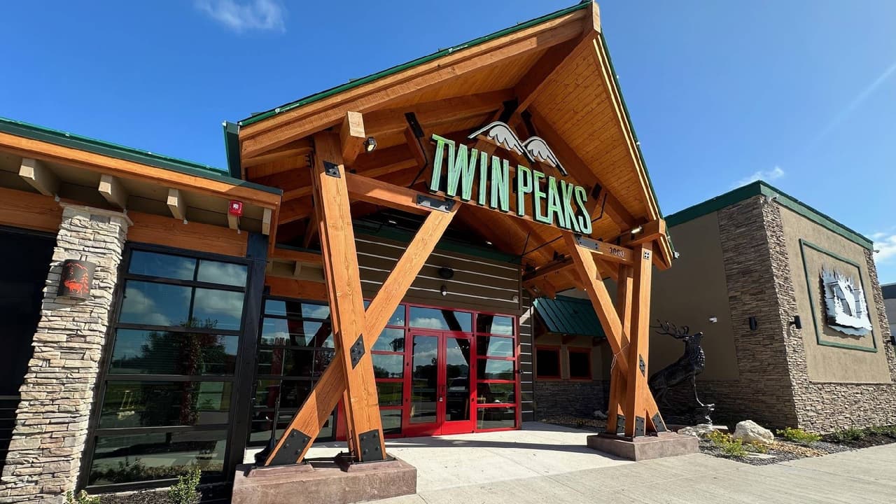 <b>Twin Peaks</b>
<br>Twin Peaks ofrecerá diversas promociones en todas sus sucursales durante los juegos de los Diamondbacks en la Serie Mundial, entre las 3 p.m. y 6 p.m. de lunes a viernes, así como de 10 p.m. al cierre. Consulta la página oficial para encontrar la ubicación más cercana a ti.