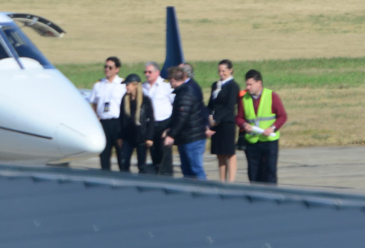 El personal del aeropuerto no pudó aguantarse las ganas y saludaron a la pareja en persona.