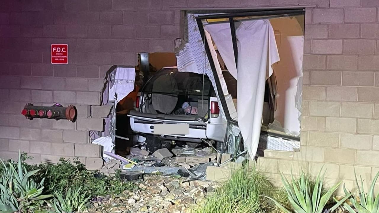 Un automóvil terminó dentro de un edificio de apartamentos en Tempe