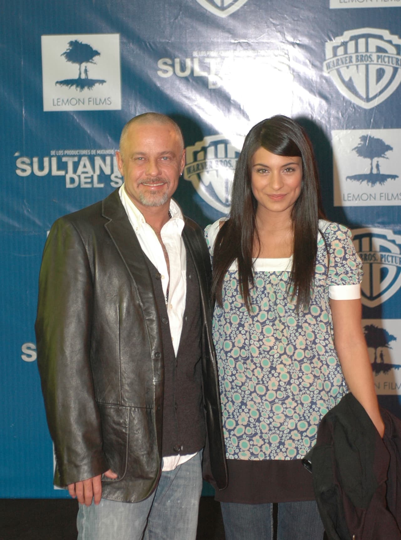 Esta no es la primera vez que a Alexis Ayala se le critica por estar con una mujer menor que él, ya que en el pasado experimentó una situación similar cuando estuvo junto
<a href="https://www.univision.com/famosos/ana-brenda-contreras-revela-que-tipo-de-hombre-busca-actualmente-ellos-han-sido-sus-famosos-amores-fotos">Ana Brenda Contreras</a>, actriz 20 años menor que él.