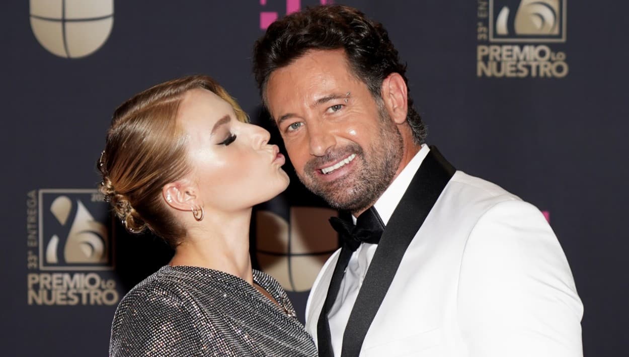 En esta atrabancada entrevista fue de lo mínimo que el actor y la rusa hablaron ante la prensa. Argumentó que no tenían tiempo de platicar más porque él debía irse a un llamado de la telenovela
<b>Te Acuerdas de Mí. </b>
<br>