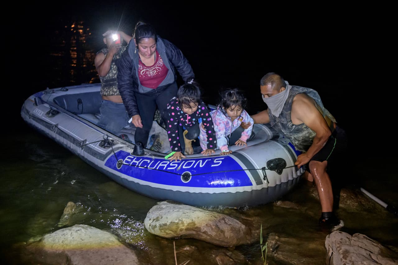 “Por eso tiran a los niños”: el reclamo de un coyote a quien un agente fronterizo le pinchó el bote