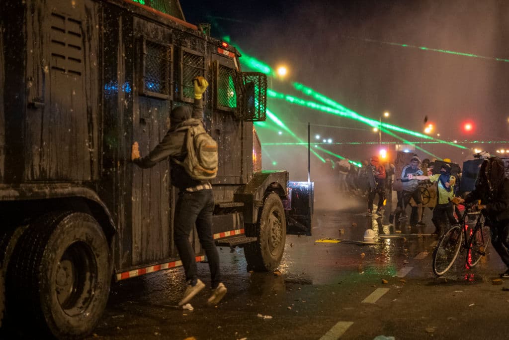 Pero aunque ha reconocido algunos abusos, el presidente
<a href="https://www.univision.com/temas/ivan-duque">Iván Duque</a> se niega a admitir una represión generalizada y se ha enfocado en rechazar "casos" de abuso policial, mientras condena el "vandalismo" y el bloqueo de vías que dejan millonarias pérdidas y destrozos.