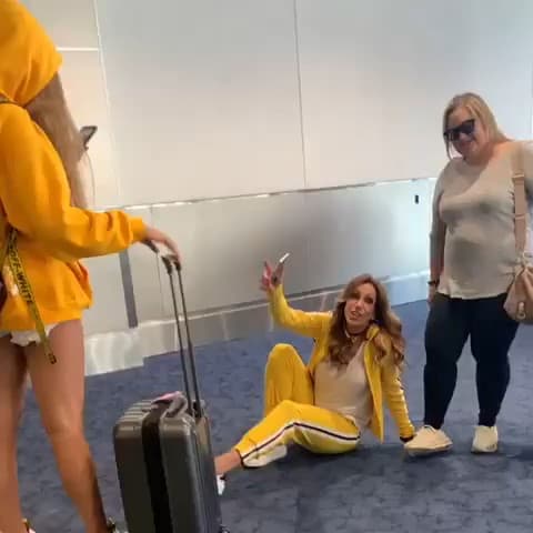 Para conseguir el ángulo perfecto, Lili tuvo que recostarse en el piso: "Consigue una madre que se acueste en el suelo para tomarte fotos", dijo Lina en su Instagram para presumir lo que hizo La Flaca para lograr la foto ideal.