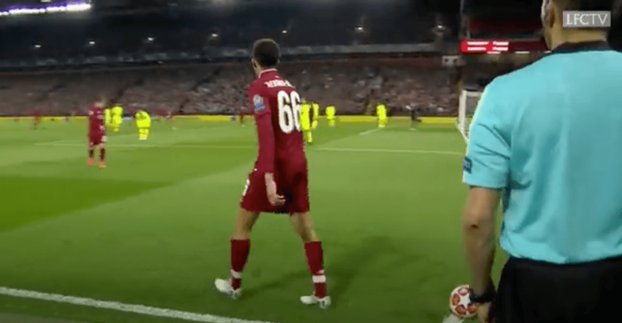 <b>Combinación Arnold-Saquiri</b>
<br>El defensor de los Reds camiseta 66 se aleja del esférico, haciendo pensar a los jugadores Blaugranas que será Xherdan Shaqiri quien ejecutará el córner, pero solo es una finta.