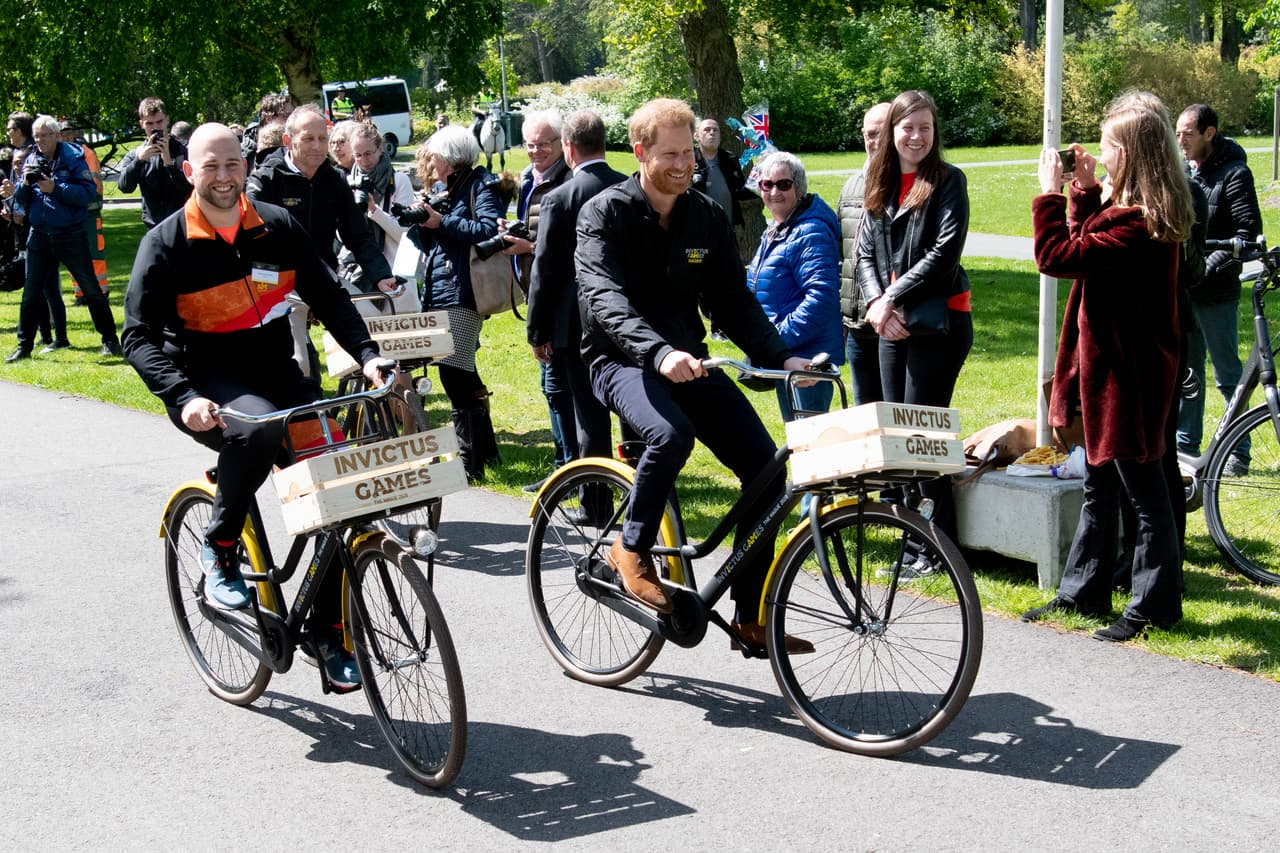 Como parte de las actividades en la ciudad holandesa, Harry dio un paseo en bicicleta acompañado por el soldado retirado Dennis Van der Stroom, de 31 años, informaron medios británicos como 
<a href="https://www.thetimes.co.uk/article/harrys-the-daddy-at-invictus-games-countdown-7qs3p8swr">The Telegraph y The Times</a>.