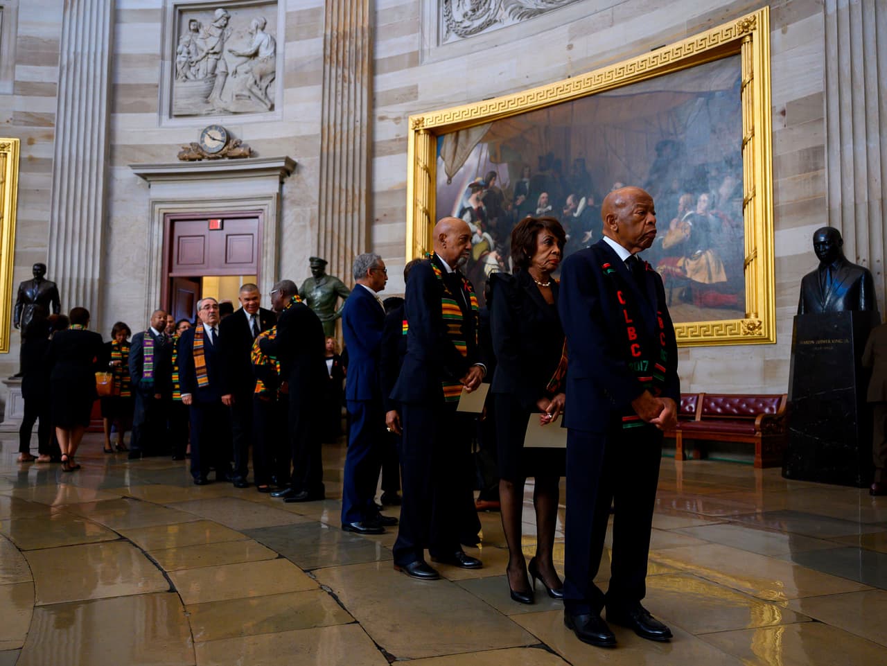 Una fila de congresistas para entrar a la ceremonia en honor Cummins. A lo largo de su carrera el representante se destacó por resaltar las necesidades de los grupos urbanos más desfavorecidos, especialmente de Baltimore, la mayor ciudad de Maryland. En agosto de 2019 el presidente
<a href="https://www.univision.com/noticias/politica/si-alguien-intenta-atacarnos-nos-unimos-las-reacciones-de-los-residentes-de-baltimore-a-los-insultos-de-donald-trump-fotos-fotos">Donald Trump atacó a Cummins diciendo que esa ciudad era una ‘ruina repugnante infestada de ratas y roedores”. </a>