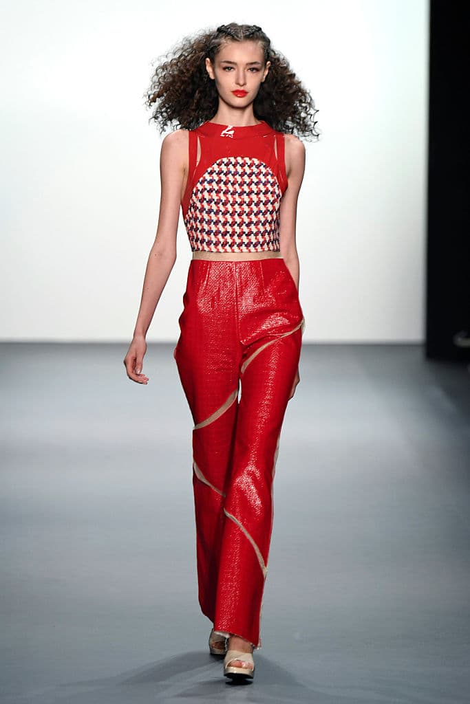 El pelo rizado es algo que siempre se agradece en una pasarela. Sea o no natural, demuestra carácter y el diseñador 
<a href="http://sonjungwan.com/">Son Jung Wan</a> lo sabe perfectamente. Su colección más bien retro, con telas brillantes y plásticas se llevan perfectamente con el afro natural. 
<br>