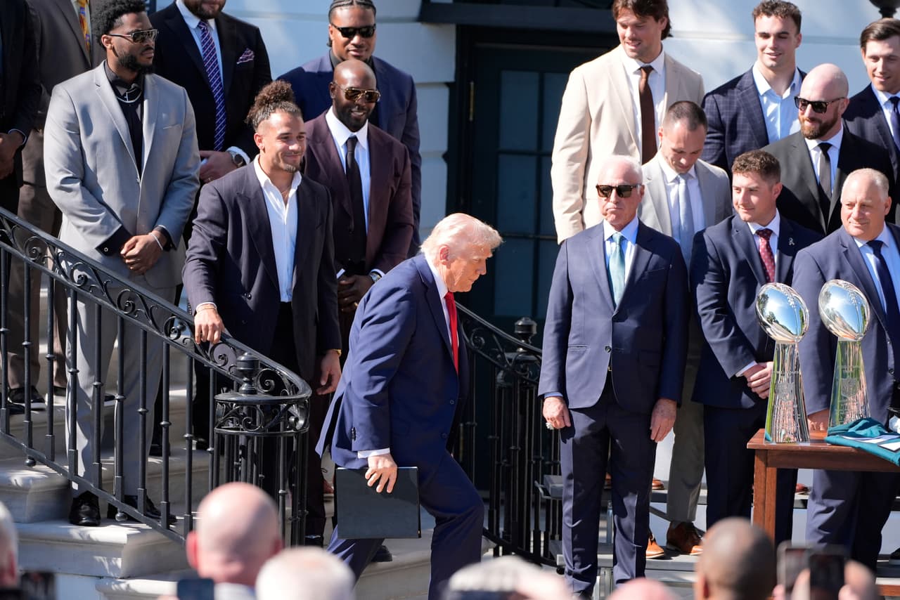 El presidente 
<b>Donald Trump festejó el lunes a los Philadelphia Eagles, <a href="https://www.univision.com/local/philadelphia-wuvp/eagles-filadelfia-celebracion-super-bowl-fans-arrestos-fotos" target="_blank">campeones del Super Bowl 2025</a>, en la Casa Blanca, </b>pero varios jugadores, incluido el mariscal de campo Jalen Hurts, decidieron ausentarse de la celebración.