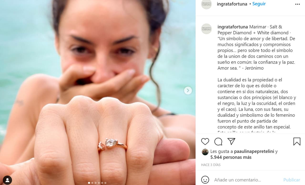 Para mediados de agosto de 2021, Marimar Vega, de 38 años, apareció en Instagram portando un
<b><a href="https://www.univision.com/famosos/marimar-vega-anillo-relacion-jeronimo-rodriguez" target="_blank"> anillo con el que confirmó su relación</a></b> con el fotógrafo. Desde entonces se presumió que la joya era el anillo de compromiso que él le dio. 
<br>