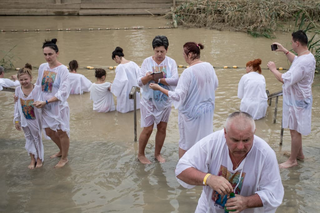 Cientos de turistas visitan el lugar sagrado de Qasr el Yahud, Israel, para bautizarse o renovar sus votos religiosos en el sitio donde se bautizó a Jesucristo.