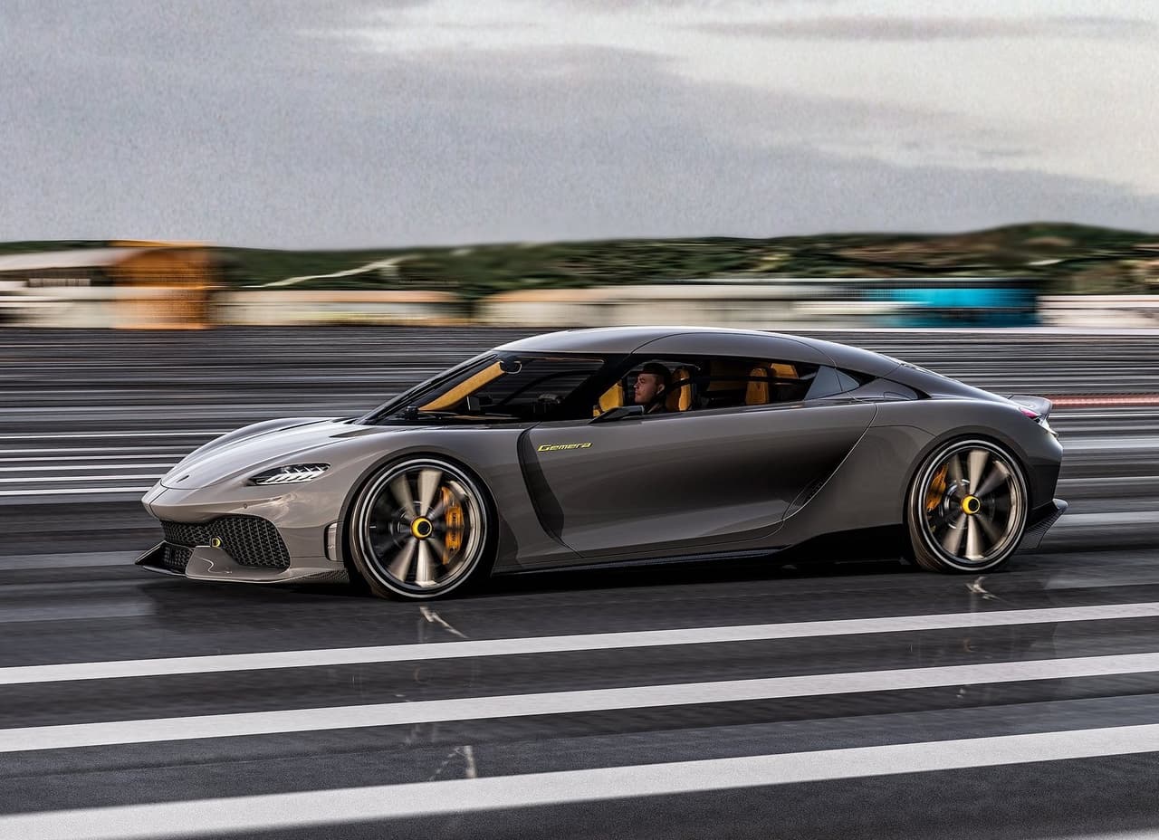 Koenigsegg es conocido por producir hipercarros con potentes motores V8 turboalimentados. Sin embargo, en esta ocasión, el fabricante cambió su guion para combinar un motor de tres cilindros y 2.0 litros de doble turbo, éste capaz de generar 592 caballos de fuerza y 443 lb-pie de torque, y tres motores eléctricos para un total de 1,677 caballos de fuerza y 2,581 lb-pie de torque.