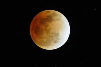 Al estar alineados la Tierra bloquea los rayos solares que normalmente suelen llegar a la Luna.