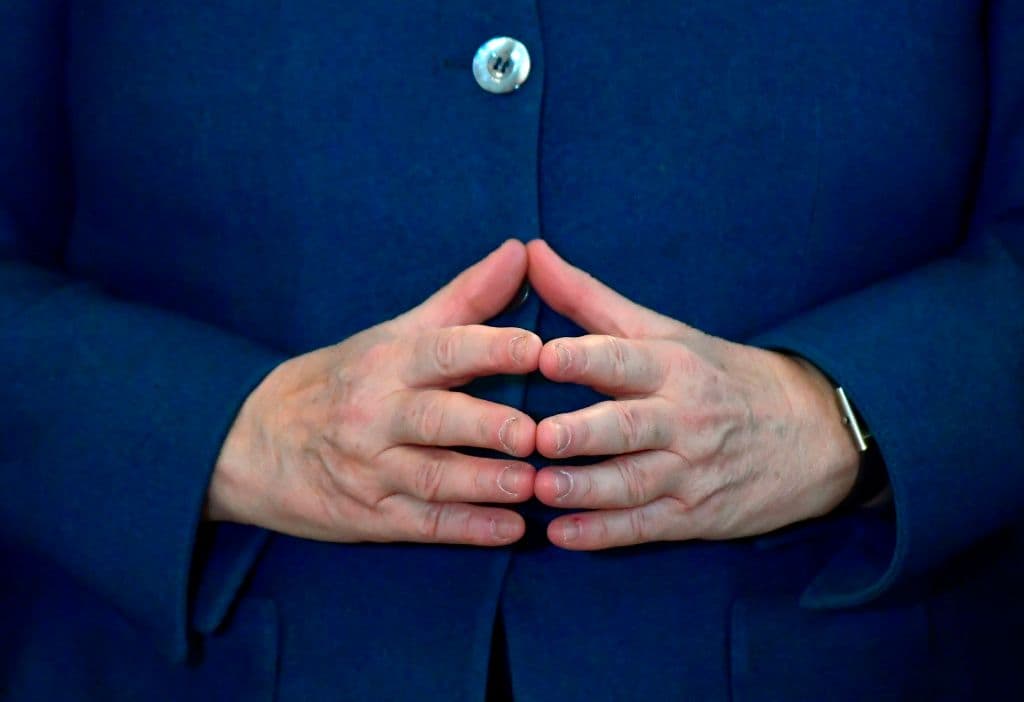 El diamante o rombo de poder, un gesto de Ángela Merkel con las manos que se ha convertido en un símbolo distintivo de la canciller alemana, al punto de haber sido utilizado como imagen partidista en las elecciones de 2013.