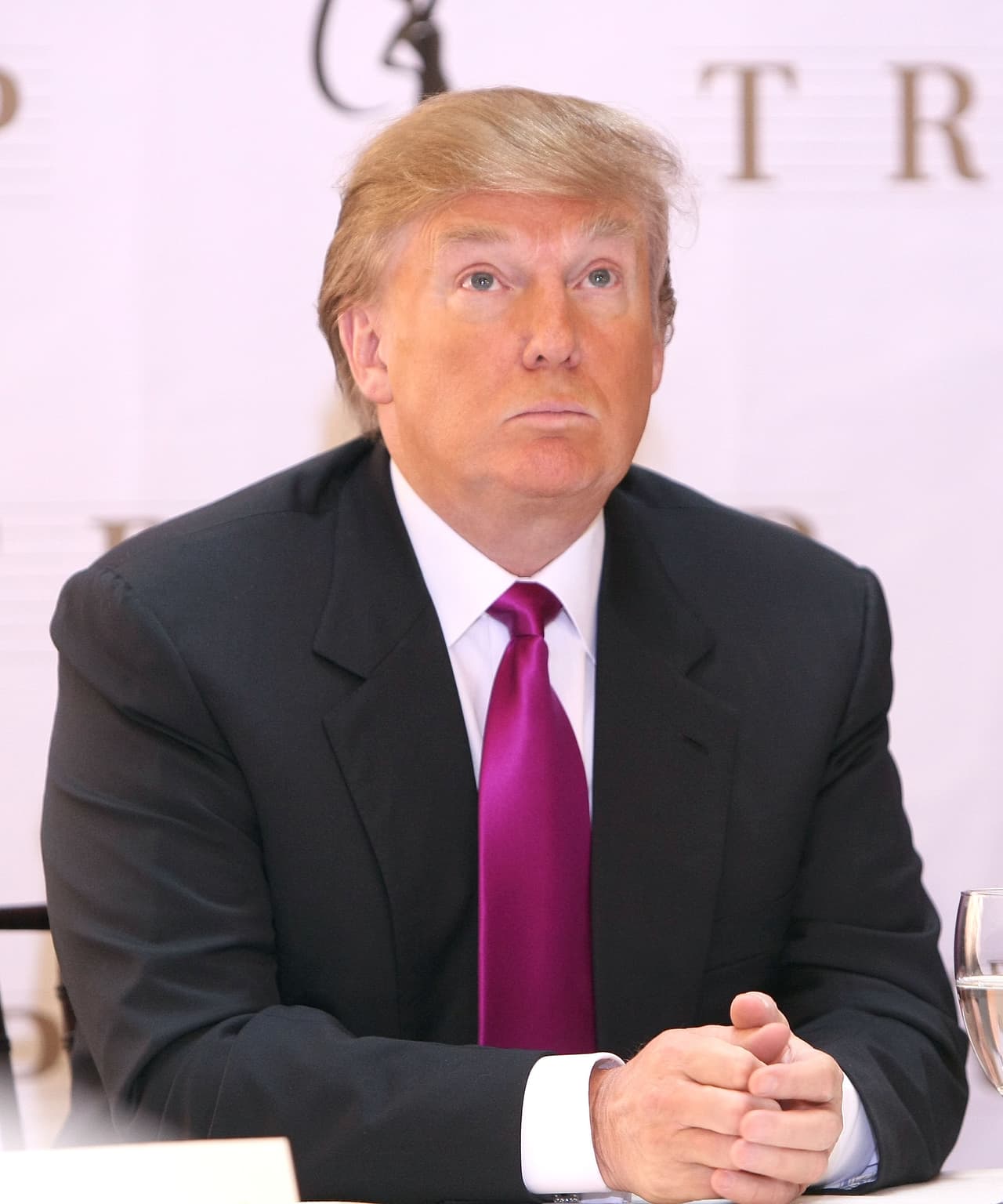 Después de ofender a la comunidad latina, Miss USA perdió muchos patrocinadores y los canales de TV (incluyendo Univision) se negaron a pasar el certamen, resultando en que Trump vendiera sus acciones - para más tarde dedicarse de lleno a la política.