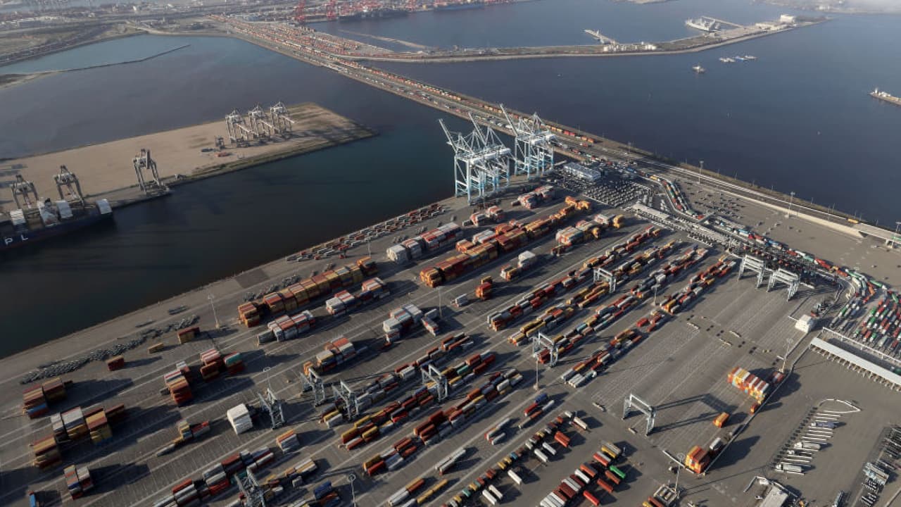Trabajadores de los puertos de Los Ángeles y Long Beach piden prioridad para ser vacunados