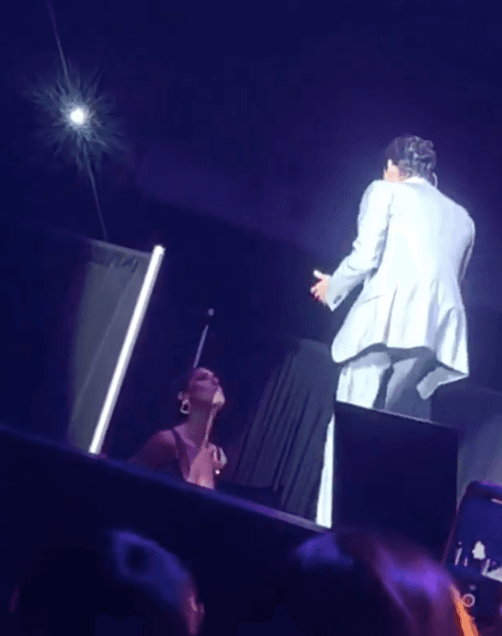 El detalle que tuvo Marc con Raffaella fue reconocido y valorado por la modelo italiana, quien decidió mandarle un par de besos mientras ambos se veían fijamente a los ojos.