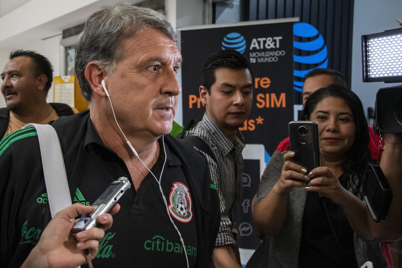 Una gran cantidad de reporteros y camarógrafos, así como de aficionados, estuvieron presentes en el Aeropuerto Internacional de la Ciudad de México donde este lunes arribaron varios miembros del Tri, además del Gerardo 'Tata' Martino y algunos directivos, luego de la consecución del título de la Copa Oro 2019 al vencer 1-0 a Estados Unidos en la Gran Final el domingo en Chicago.