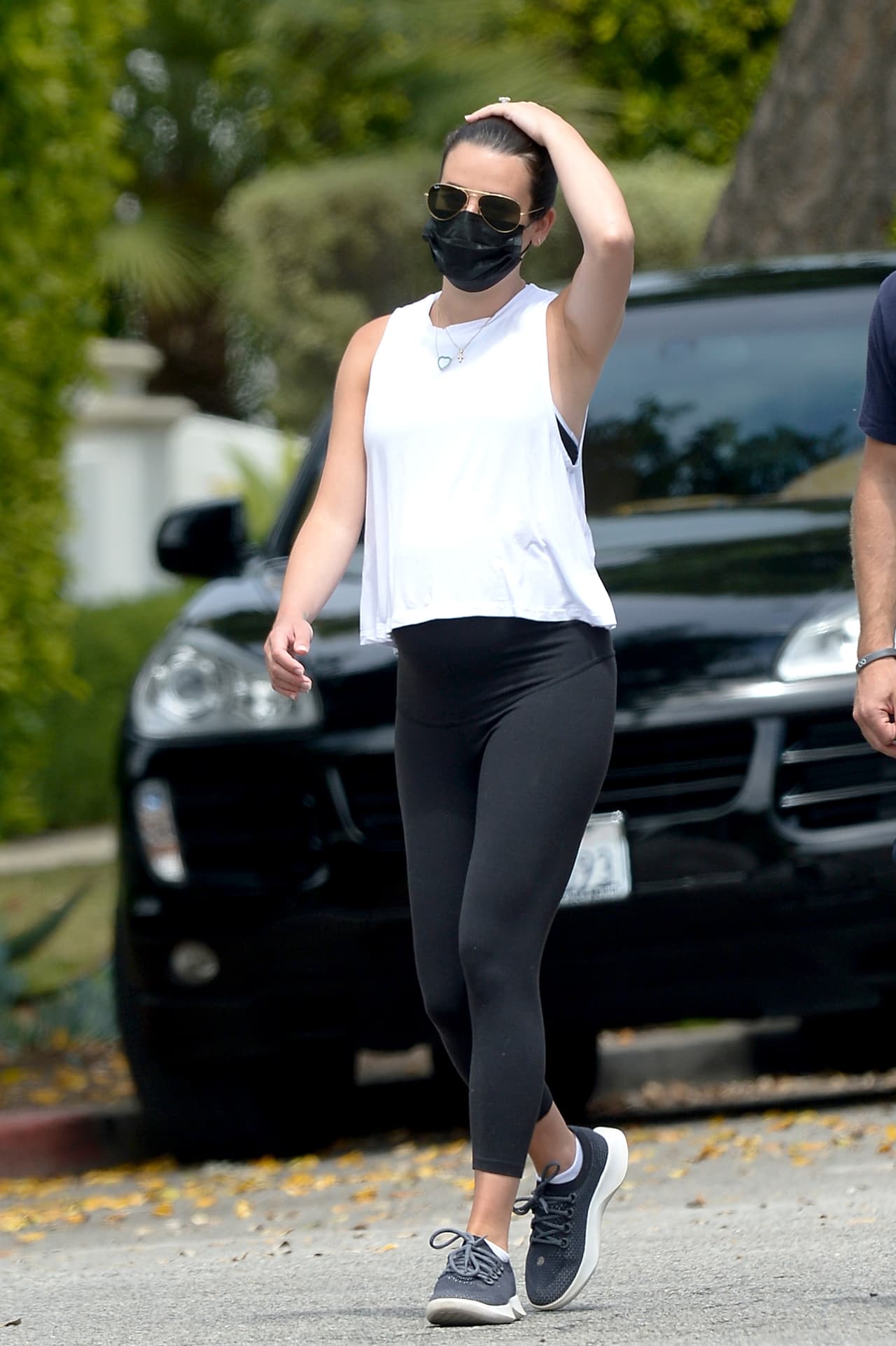 Desde entonces, se le ha visto salir de casa para dar largas caminatas por las calles de Los Ángeles.
<br>