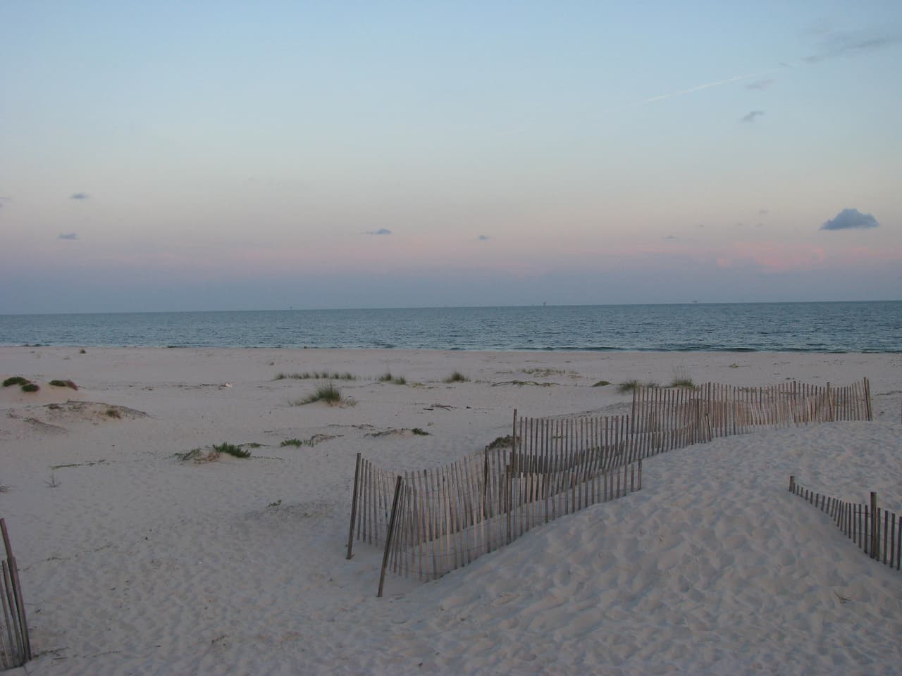 <h2 class="cms-H2-H2">9. Gulf Shores, Alabama</h2>
<br>
<br>🌊 
<b>Nivel de peligro:</b> 5.38/10
<br>
<br>🌊 
<b>Muertes por accidentes de surf desde 2010:</b> 5
<br>
<br>🌊 
<b>Ataques de tiburones desde 2010: </b>3
<br>
<br>🌊 
<b>Huracanes registrados entre 1851 y 2020: </b>23
<br>