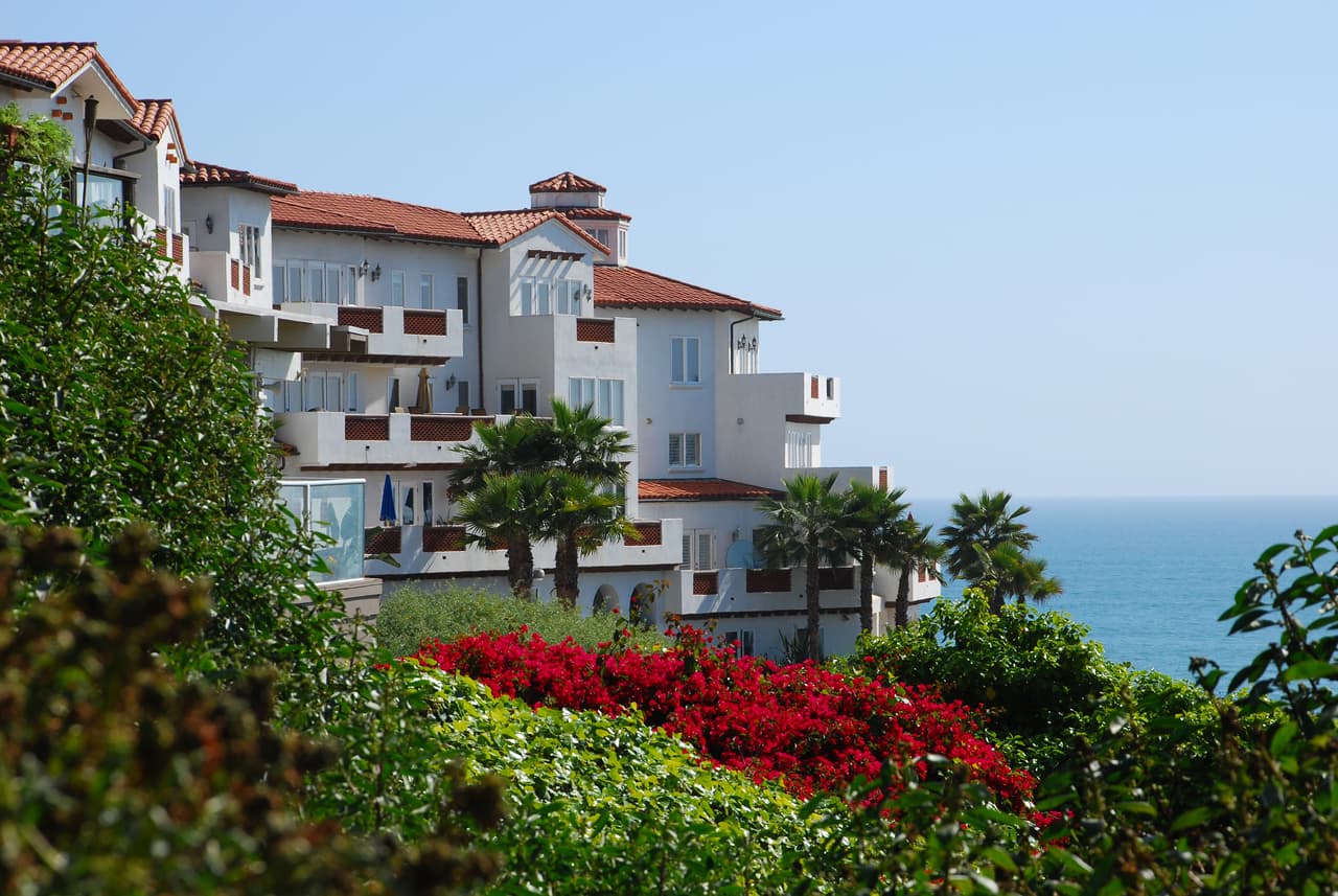 <b>Puesto 20: 92673. San Clemente, California</b> (ocupa parte del área metropolitana de Los Ángeles, Long Beach y Anaheim).
<br>
<br>Costo promedio de una vivienda: 
<b>1,002,500 dólares.</b>
<br>
<br>Ingreso familiar promedio al año: 
<b>151,007 dólares.</b>
<br>
<br>Hogares que ganan 200,000 dólares o más: 
<b>35.6%.</b> El estudio tomó los datos del costo de la vivienda del proveedor de servicios de bienes raíces 
<a href="https://www.attomdata.com/news/market-trends/home-sales-prices/attom-data-solutions-2020-year-end-u-s-home-sales-report/">Attom Data Solutions</a>.