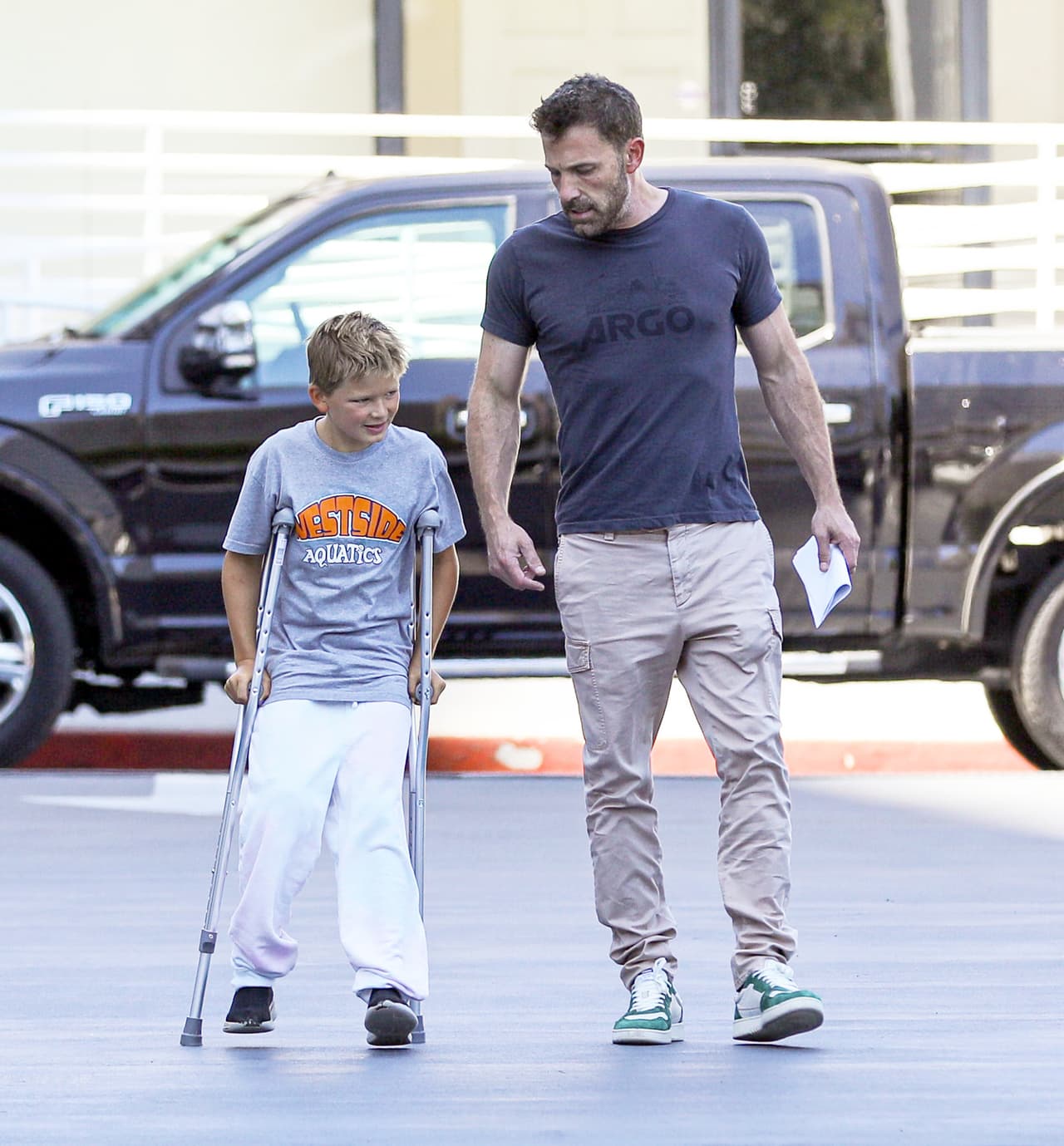 Tras ingresar al hospital, el pequeño salió ya con muletas. 
<br>