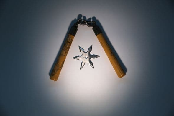 Armas que usan en artes marciales como los chacos y estrellas para lanzar