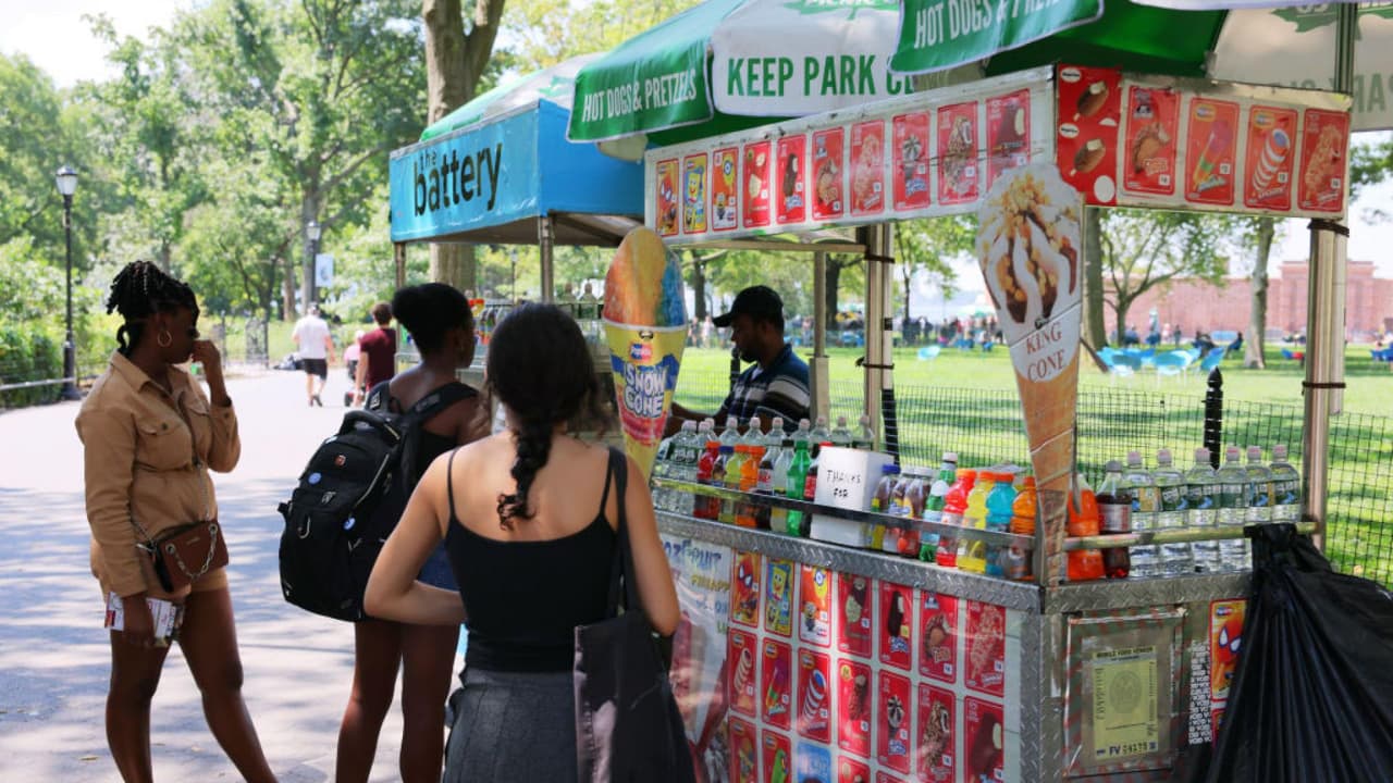 “Siempre están molestándonos”: Así es como asaltantes atacan a vendedores hispanos en el Bronx