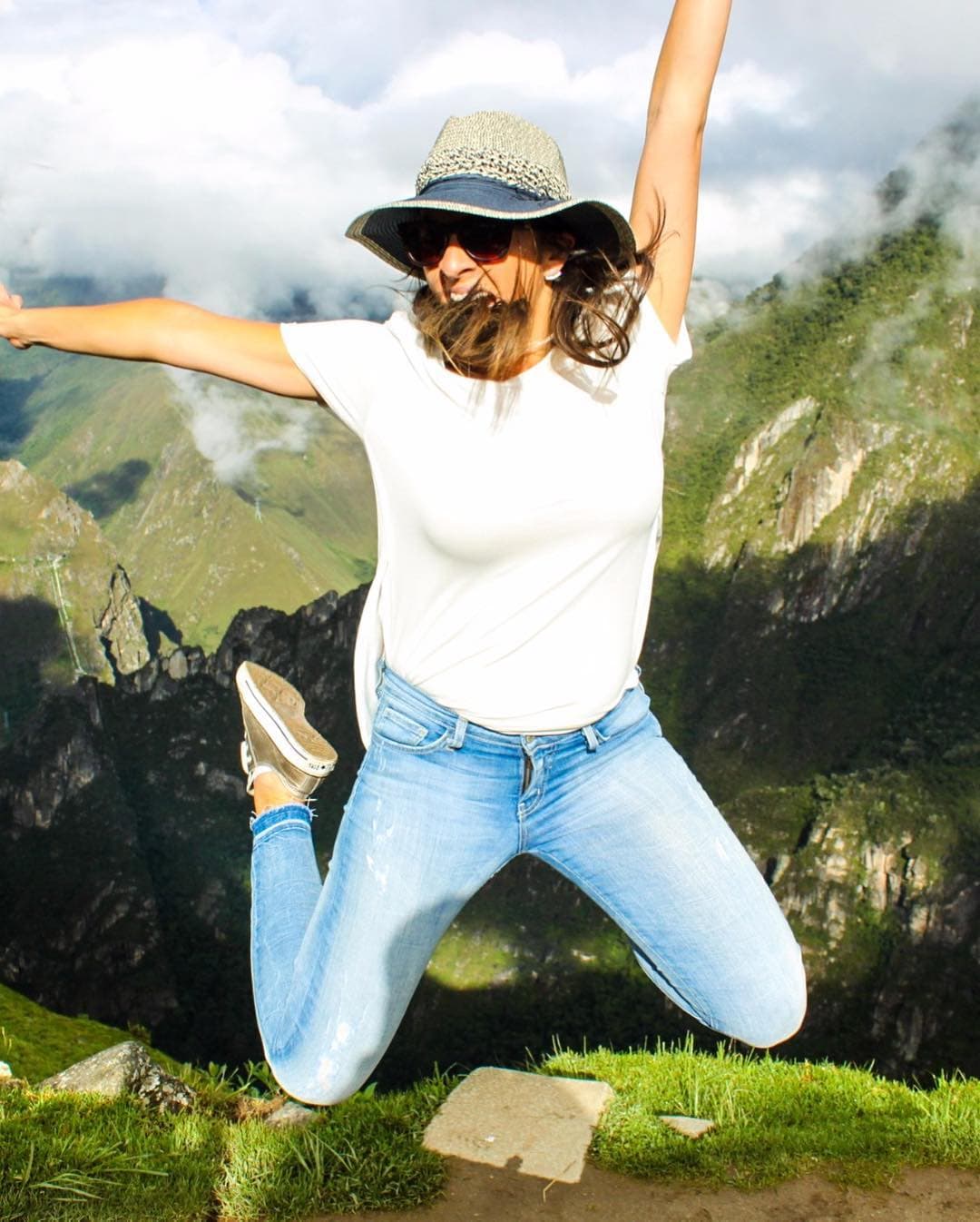 La conductora tiene un lado osado y una gran pasión por transmitir al mundo la información más fresca, extrema y relevante. Además de atravesar uno de los huracanes más peligrosos, recientemente desafío todos los miedos para enfrentarse a un caimán "por amor a la producción y a las aventuras".