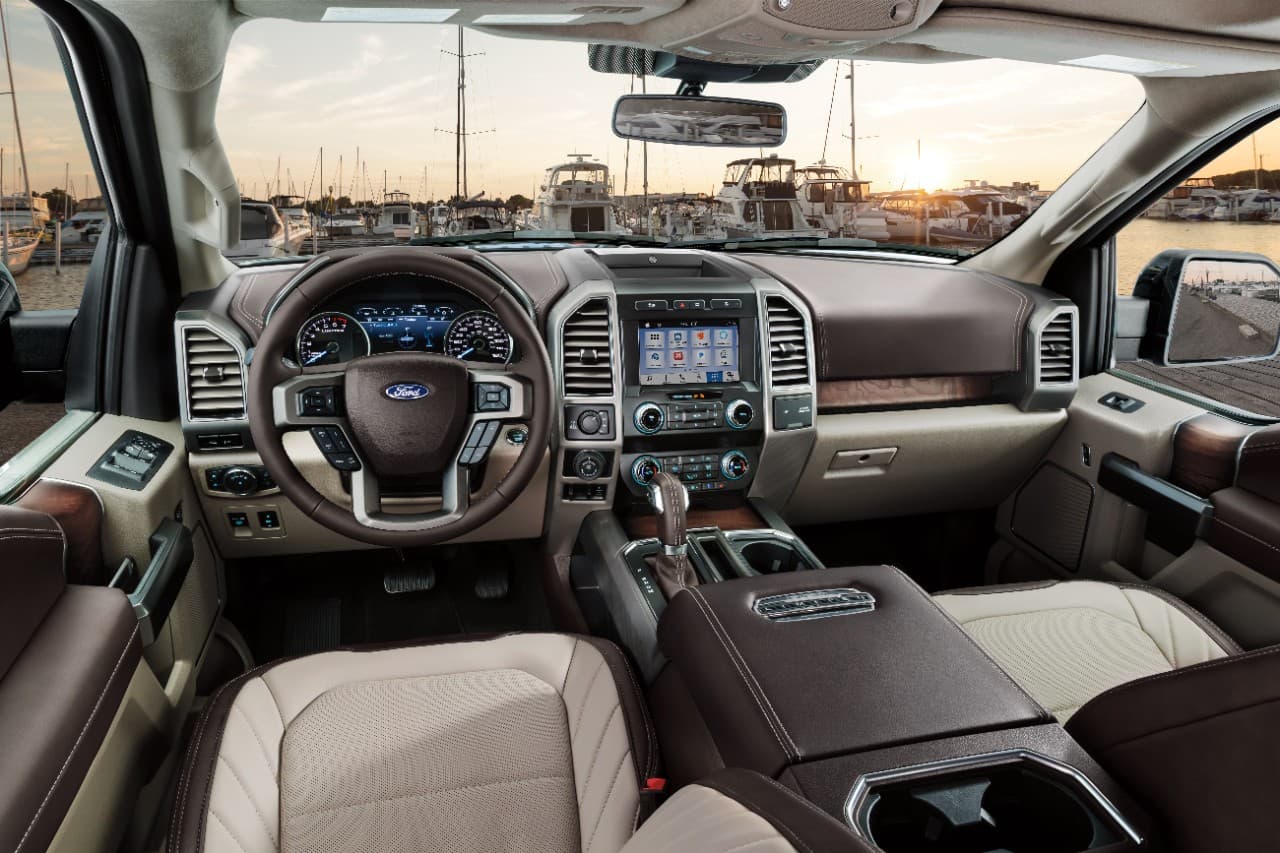 La Ford F-150 Limited 2019 incrementa también el lujo con un nuevo color Camel Back de dos tonos. Además de más confort tendrá más tecnología, ya que 
<b>ofrecerá internet 4G hasta para 10 dispositivos simultaneamente</b>. La idea de Ford es convertir este vehículo de trabajo en una cabina que te haga sentir como en una oficina.