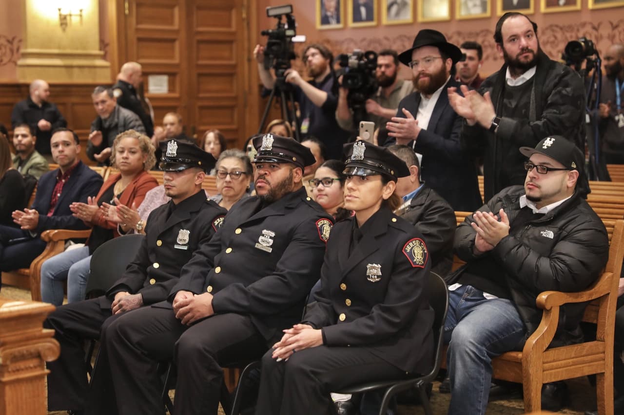 Oficiales hispanos son promovidos a detectives por heroico trabajo durante tiroteo en Jersey City