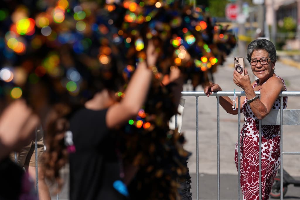 Una señora graba con su celular en el Desfile de los Reyes Magos.