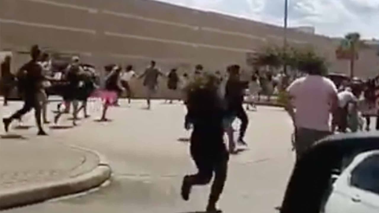 La alarma invadió el lugar y los compradores salieron huyendo.