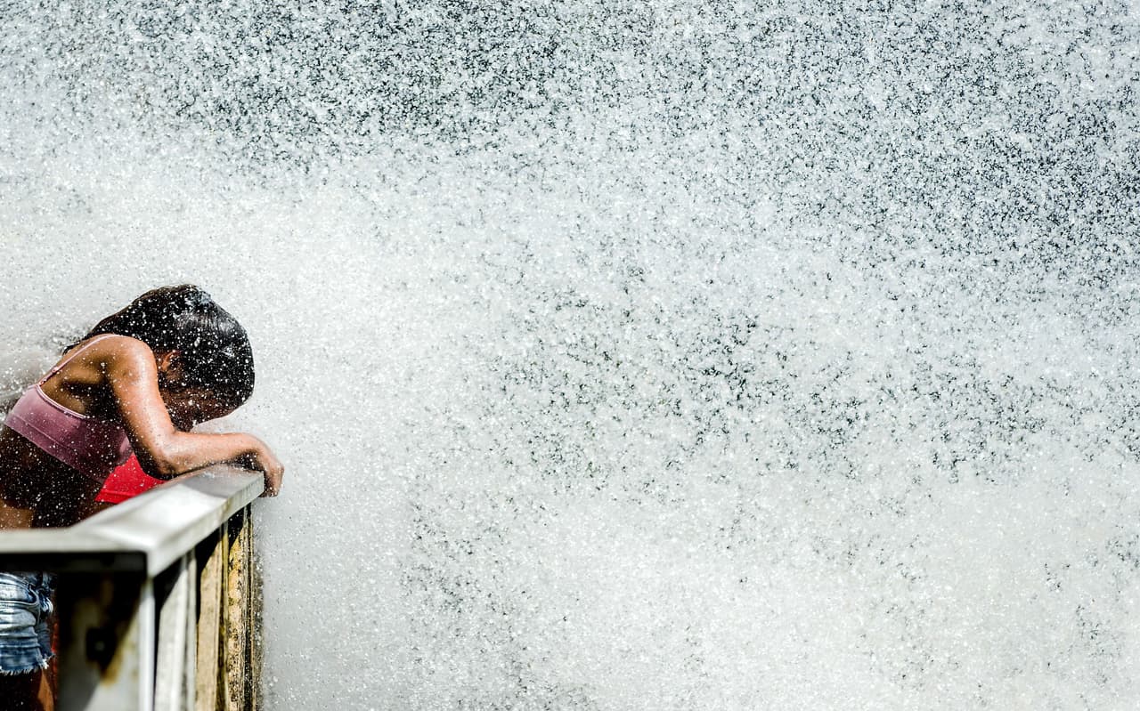 Nuestro organismo se vale del sudor para equilibrar la temperatura interna, pero si la humedad ambiental es muy elevada, el sudor no se evapora y la piel no refrigera correctamente. Esta niña se refresca en un parque acuático en los Países Bajos, Europa.
