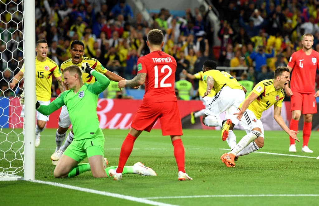 Aquí se aprecia la rabieta, el coraje porque el juego se empató en tiempo de reposición pese a su gran esfuerzo. Los jugadores colombianos festejan al fondo por la hazaña de forzar al tiempo extra.