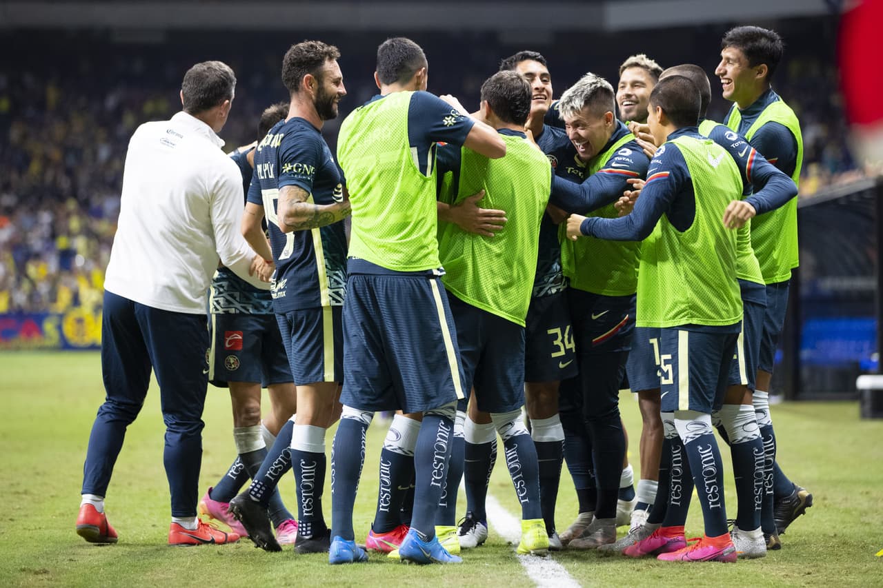 El exlateral del Puebla fue a festejar su primer tanto con la banca.