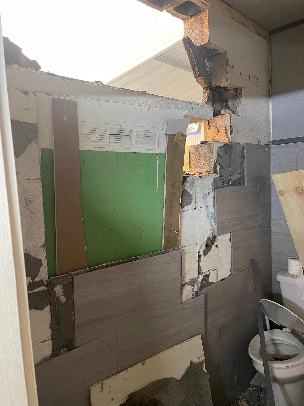 Por su parte el dueño del negocio de autos afectado dijo aún con la ayuda de la compañía de seguros, le podría tomar hasta 2 años para volver a tener estabilidad en su negocio.
<br>