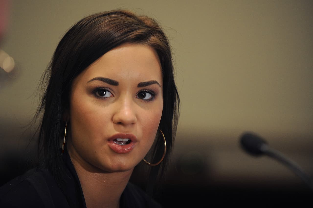 Fue en esa época que la actriz y cantante comenzó a sufrir de bulimia, a beber alcohol y a usar cocaína, así lo reveló la cantante en su documental 'Demi Lovato: Simply Complicated', estrenado en octubre de 2017.