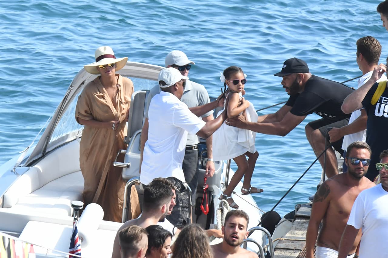 Después de pasear unas horas la familia regresó a la orilla.