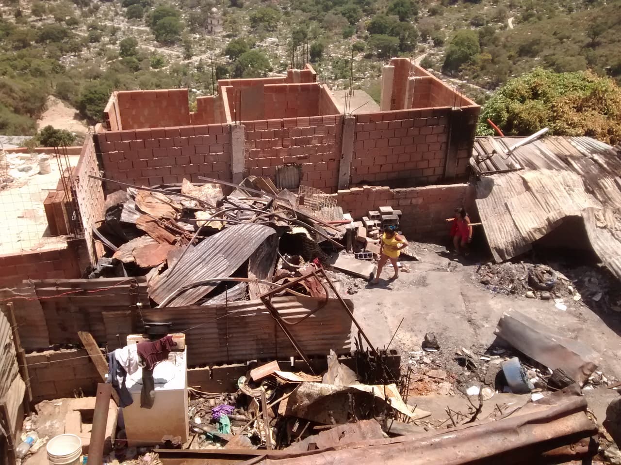 La imagen muestra el lugar donde se levantaban algunos de los ranchos de latón y ladrillos de arcilla afectados por las llamas.