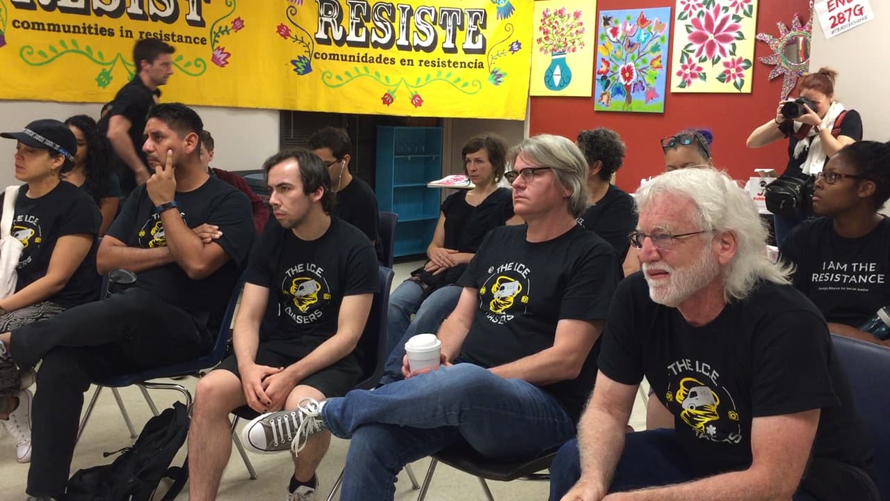 Las comunidades inmigrantes de Georgia vivieron entre los rumores y el miedo el inicio de lo que según el gobierno federal serán varios días de operativos para poner bajo custodia y deportar a indocumentados. En horas de la tarde de este domingo, tanto grupos activistas como Inmigración no habían confirmado detenciones en la región. Al norte de Atlanta, más de 70 personas se reunieron desde muy temprano en la sede de la organización Alianza Latina de Georgia por los Derechos Humanos (GLAHR), desde donde se formaron una decena de grupos que salieron a verificar si agentes del Servicio de Inmigración y Control de Aduanas de los Estados Unidos (ICE) estaban en los vecindarios arrestando a personas.