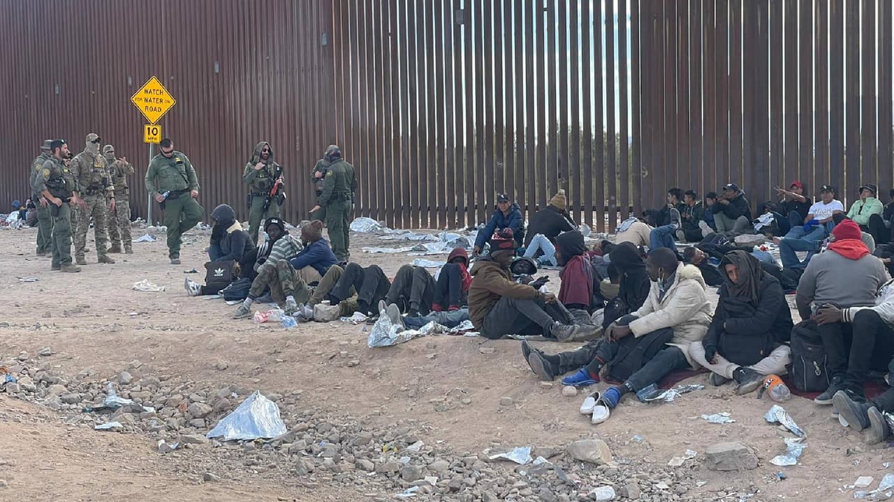 Las personas son acomodadas según si viajan solas o en familia, se les asigna un número que es anotado en el brazo y después deben esperar por días para tener una respuesta si pueden seguir su camino o enfrentarán un proceso de deportación.