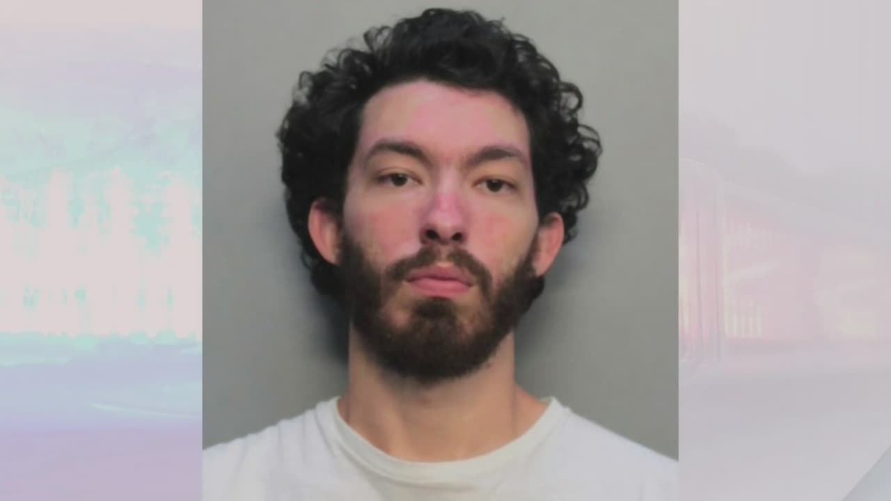 Arrestan hispano que intenta robar a su víctima mientras se toca sus partes íntimas