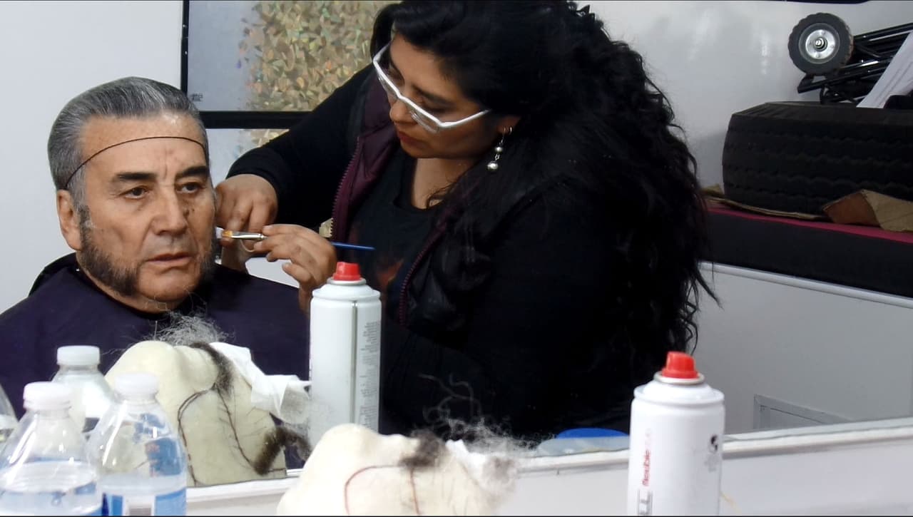 Se somete a un proceso de caracterización de casi dos horas para poder interpretar al personaje.