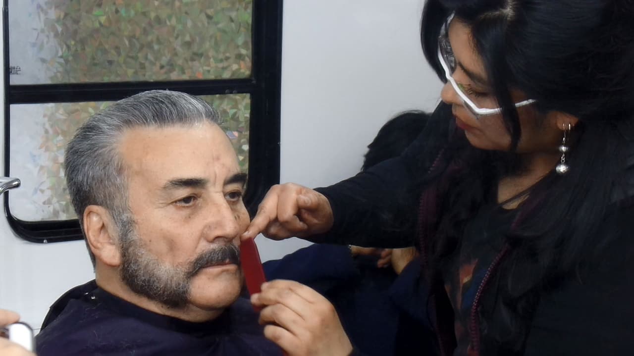 Después viene el bigote, el cual es una sola pieza.