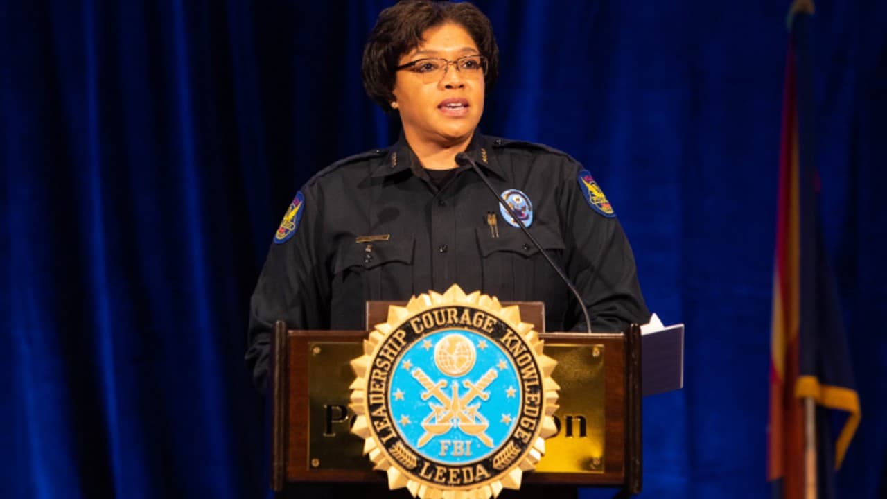 Jeri Williams, jefa de la policía de Phoenix, anuncia su retiro  para dedicarse a su familia